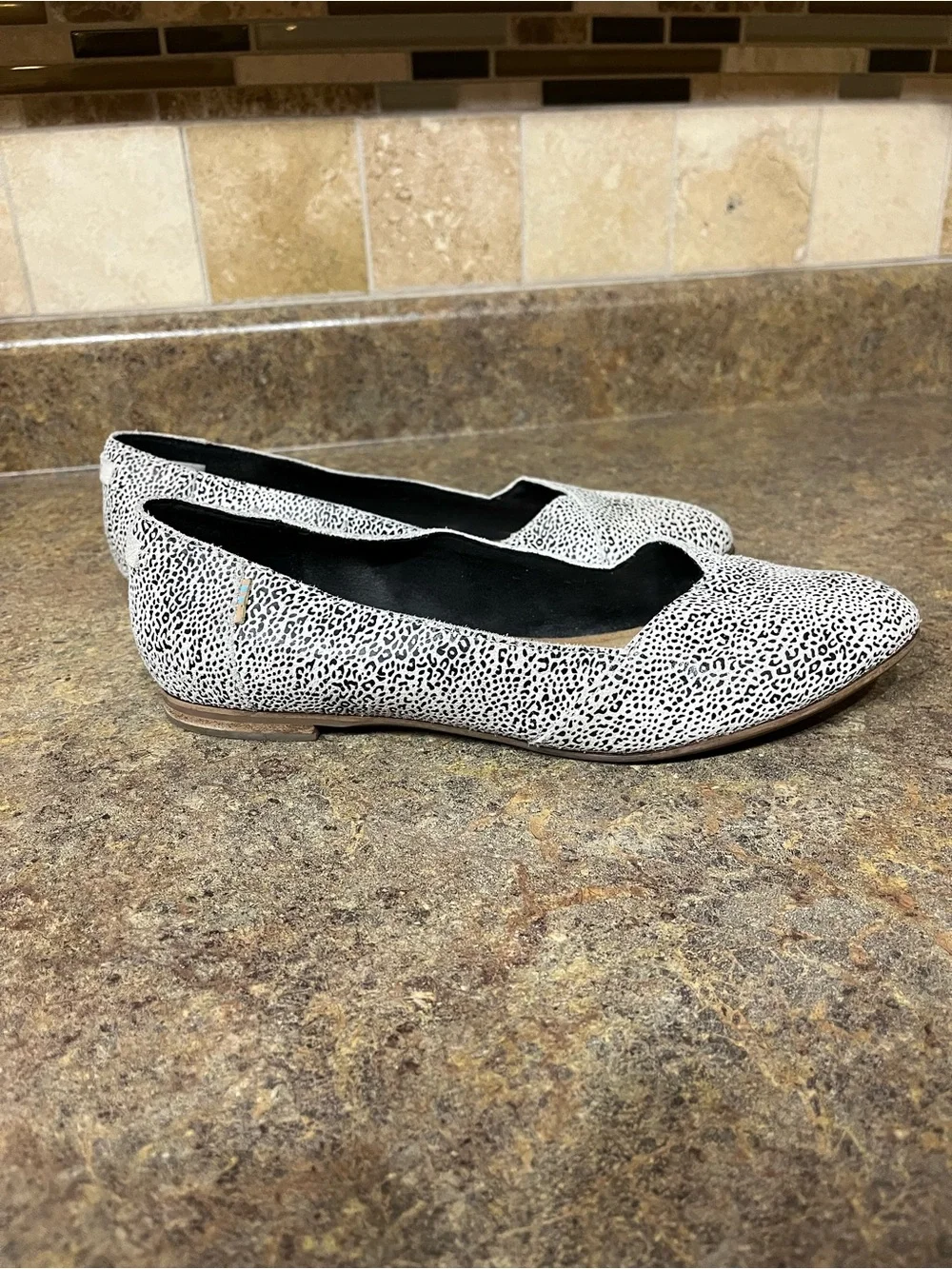 TOMS Julie White Leopard Animal Print Flats Women’s Size 8 Slip On Shoes